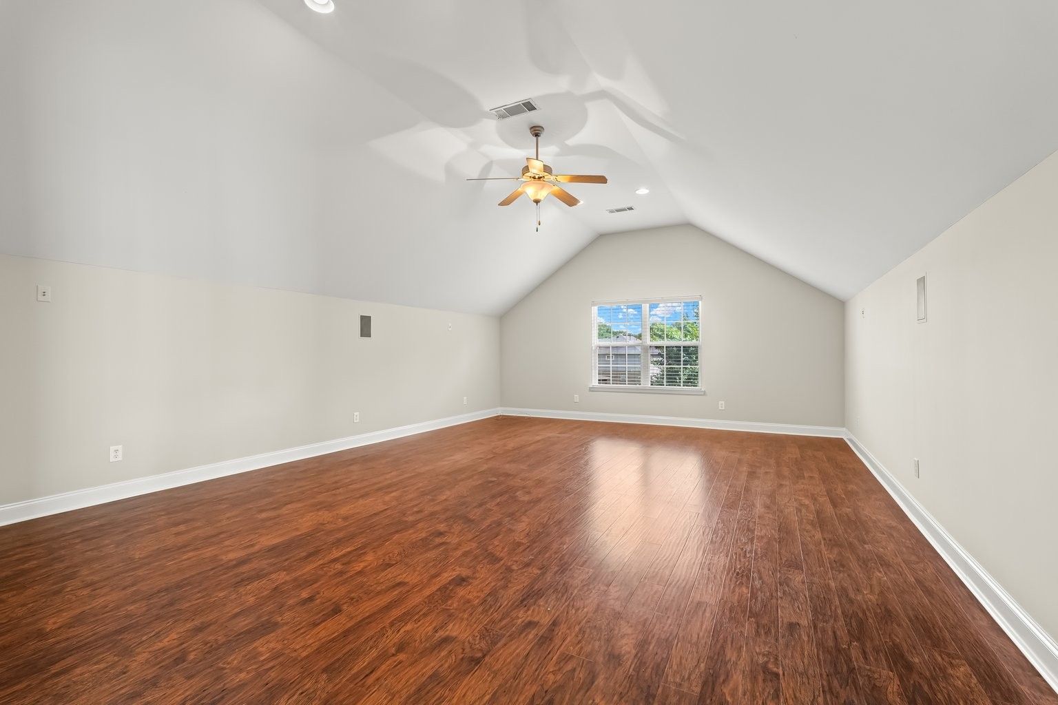 Extra large bonus room/media -Call Ben Young 615-415-7855